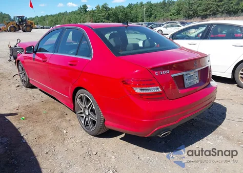 2013 Mercedes-Benz C 300 Luxury 4Matic/Sport 4Matic z USA, uszkodzony, nr VIN WDDGF8AB8DG047453